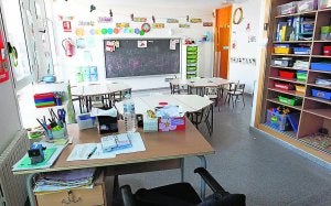Una aula habilitada en la vivienda del bedel del colegio de San Antonio de Benagéber. :: DAMIÁN TORRES/