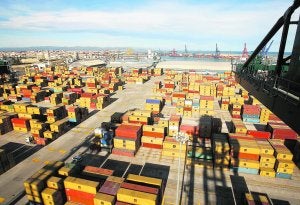Terminal de contenedores del puerto de Valencia, por donde pasan las exportaciones e importaciones de la Comunitat Valenciana. ::
DAMIÁN TORRES/