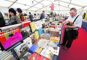 La Feria del Libro reúne hasta el día 15 más de 150.000 ejemplares en la plaza Santa Clara. ::
LP/