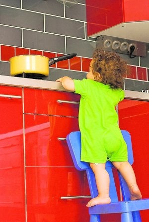 Un pequeño hiperactivo escala en la cocina poniéndose en peligro. LP/