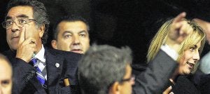 Ortiz en el palco del Hércules con Castedo. :: ÁLEX DOMÍNGUEZ/