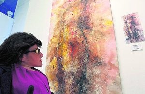 Una mujer que padece espina bífida inspira una exposición