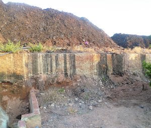 Un montaña de residuos en la planta de biogás de Picassent. ::
LP/