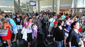 La terminal estaba abarrotada de gente pasado el mediodía de ayer. :: JUAN JOSÉ MONZÓ/