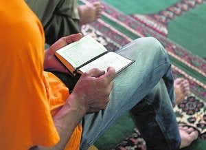 Un musulmán lee el Corán en la mezquita de Méndez Núñez de Valencia. :: JUANJO MONZÓ/