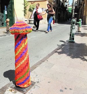 Los bolardos cubiertos con originales fundas de ganchillo. :: J.J.MONZÓ/