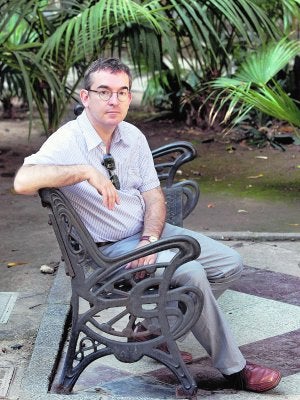 El escritor Santiago Posteguillo en la plaza de Gabriel Miró de Alicante. ::
ÁLEX DOMÍNGUEZ/