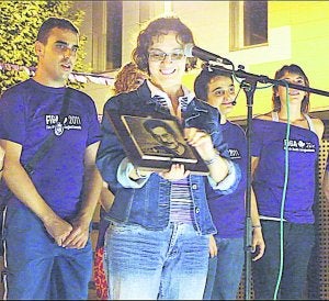 La nieta de Enric Valor durante el homenaje al escritor. ::
ÀLEX OLTRA/