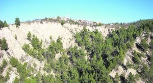 Vista de Benillup junto al barranco de Caraita, cuyo progresiva erosión inquieta a los vecinos de las viviendas más próximas. :: C.M.A./