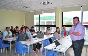 Varios alumnos asisten a un curso de formación impartido en el Creama-Denia. ::
LP/