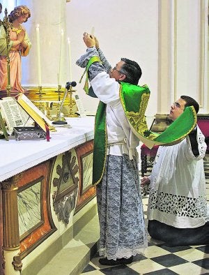 El sacerdote mirando al altar durante la celebración de la misa. ::
LP/
