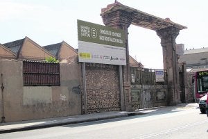 Por esa puerta, ahora semiderruida, salieron más de un millar de locomotoras. En su día esa larga historia industrial representó millones de jornales ::
LP/
