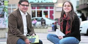 Los autores galardonados con los Premios Literarios 'Ciutat de Gandia', Xavier Aliaga y Laia Noguera. ::
JUANTXO RIBES/