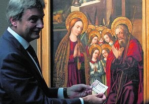 Rafael Ripoll posa con un décimo de Navidad y con el cuadro original, ayer en el San Pío. :: I.MARSILLA/