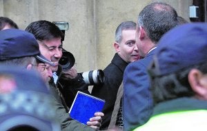 Camps recibe el saludo del que fuera su jefe de gabinete Pablo Landecho a la entrada al Tribunal Superior de Justicia. ::
JUANJO MONZÓ/