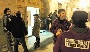 El colectivo de Alfafar, en el local de la Catedral donde realizarán una huelga de hambre, anoche. :: MONZÓ/