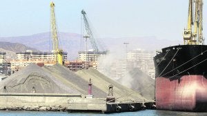 Actividad de carga y descarga de graneles en el Puerto de Alicante en una imagen de archivo. ::
ALEX DOMÍNGUEZ/