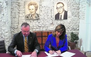 Elena Bastidas y Juan Martínez firman el convenio de colaboración. ::
LP/