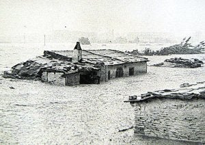 Las chabolas del Paseo de la Pechina, bajo la riada de 1949. Al fondo, Campanar y Tendetes. (Archivo Municipal)/