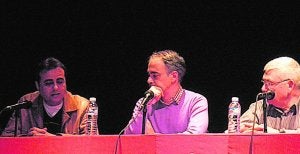 El escritor castellonense durante el debate. ::
LP/