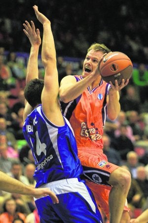 Newley encara el aro rival, defendido por Dubljevic. :: JUANJO MONZÓ/