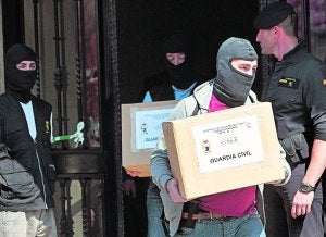 La Guardia Civil saca documentación del domicilio de Valencia del cabecilla islamista. / Efe / Manuel Bruque/