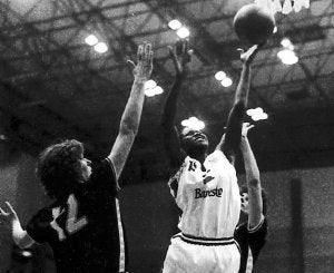 Katrina McClain lanza a canasta en presencia de Mujanovic en la final de la Euroliga de Lliria en 1993. ::
EFE/J.C.CÁRDENAS/