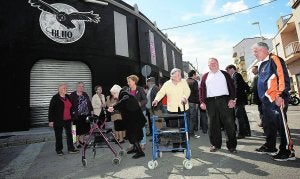Vecinos de la calle Sant Enric se concentran para protestar por el ruido de los pubs de esta zona de Gandia. ::
JUANTXO RIBES/