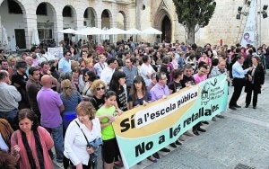Concentración. Decenas de personas en la plaza Major de Gandia. ::
J.RIBES/