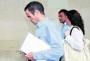 Esteban Cuesta consulta su móvil a la salida del juzgado. / Irene Marsilla/