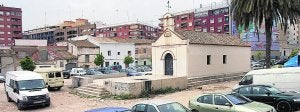 La ermita, aislada en el solar pendiente de urbanizar. / Irene Marsilla/