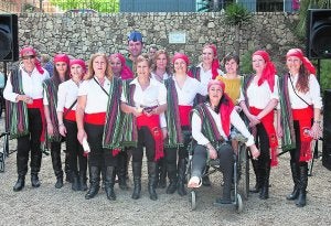 Un instante de la celebración que también incluyó una paella. ::
VÍCTOR BALAGUER/