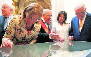 La presidenta del parlamento de Cataluña y el presidente de les Corts observan el manuscrito del Compromiso de Caspe. Efe / J. Cebollada/