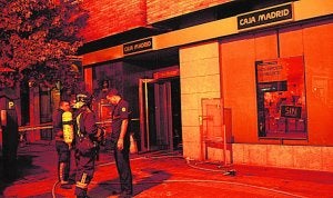 Los bomberos, tras sofocar las llamas. / Toni Blasco/