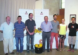 Los participantes en el proyecto Meló d'Or d'Ontinyent tras la presentación. ::
BEGOÑA RIBERA/
