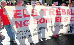 Trabajadores del ente público se manifiestan frente a la sede del consejo de administración de RTVV. :: J.MONZO/