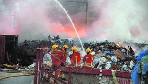 Arde una planta de reciclaje en el polígono de Alberic