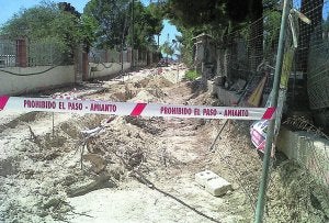 Los operarios precintaron la calle sin avisar a los vecinos. :: LP/