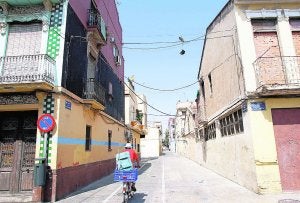 Una de las calles afectadas por el plan urbanístico del Cabanyal. ::
IRENE MARSILLA/