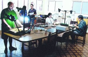 Equipo de fotodigitalización en un momento de su trabajo en un archivo. ::
LP/