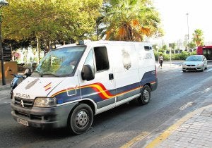 La furgoneta de la Policía Nacional que traslada a los detenidos hasta los juzgados. :: IRENE MARSILLA/