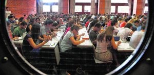 Aspecto que presentaba ayer una de las clases masificadas en el aulario de Derecho, situado en el campus de Tarongers. :: JESÚS SIGNES/