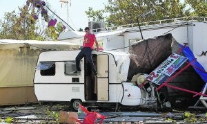 Un feriante, subido en su caravana de Gandia tras el desastre. ::
JUANTXO RIBES/