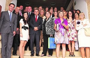 La corporación municipal a la salida del acto celebrado ayer en Xàbia, con los premiados. ::
LP/