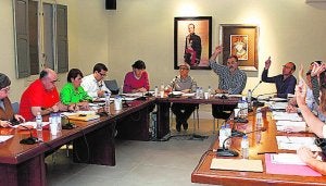El alcalde de Pedreguer, al fondo, en un pleno. ::
TINO CALVO/