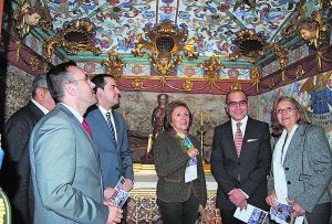 Las autoridades locales y los responsables de la restauración admiran los frescos del oratorio. ::
LP/