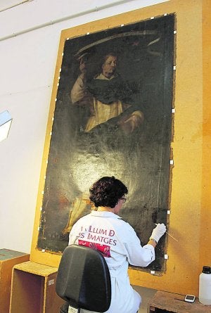 Una restauradora trabaja en el cuadro de San Vicente Ferrer. /
LP/