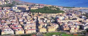 Panorámica de Dénia tomada desde el Montgó en la que destaca el castillo rodeado de pino y con el mar al fondo. ::
TINO CALVO/