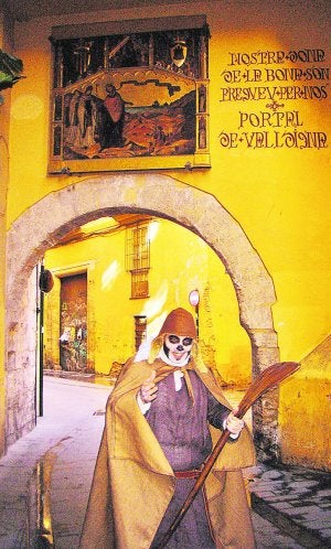 :: LP
:: LP
:: IRENE MARSILLA
:: LP
Ruta. Imagen del personaje del enterrador Mateu en el portal de la Valldigna junto con una fotografía de La Lonja, otra de la plaza de la Virgen y la última de la parte más alta de El Micalet./