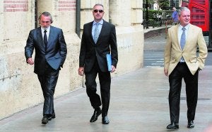 Francisco Correa a la izquierda con su abogado y a la derecha, Pablo Crespo. :: TXEMA RODRÍGUEZ/